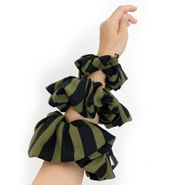 Scrunchie Knit Black Olive Stripe color